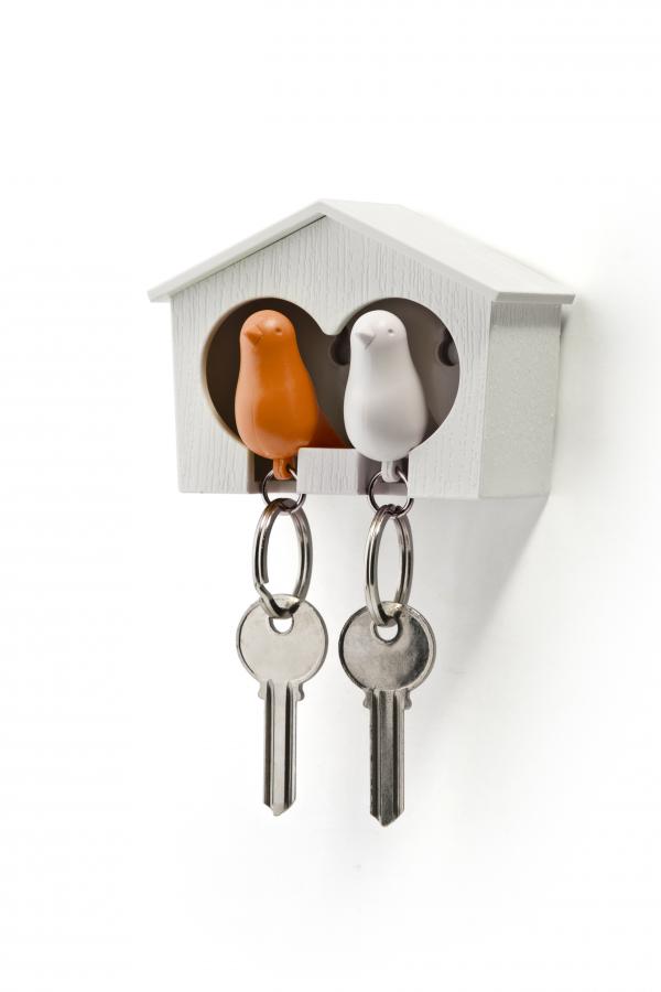 Nástenný držiak s kľúčenkami Qualy Duo Sparrow, biela búdka/ biela + oranžová kľúčenka 