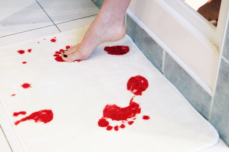 E-shop Kúpeľňová predložka SPINNING HAT Blood Bath 70x50cm